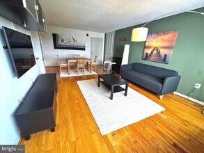 7333 New Hampshire Ave in Takoma Park, MD - Foto de edificio - Building Photo