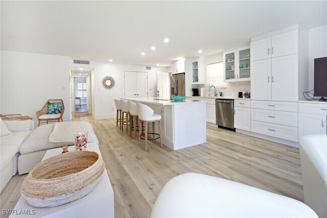 property at 1910 Gulf Shore Blvd N