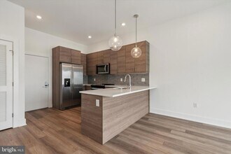 5545 Pulaski Ave, Unit 304 in Philadelphia, PA - Foto de edificio - Building Photo