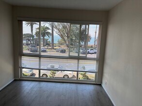 915 Ocean Ave, Unit 202 in Santa Monica, CA - Building Photo - Building Photo