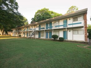 University Crossings in Memphis, TN - Building Photo - Building Photo