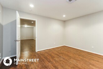 647 Mosswood Dr in Conroe, TX - Foto de edificio - Building Photo