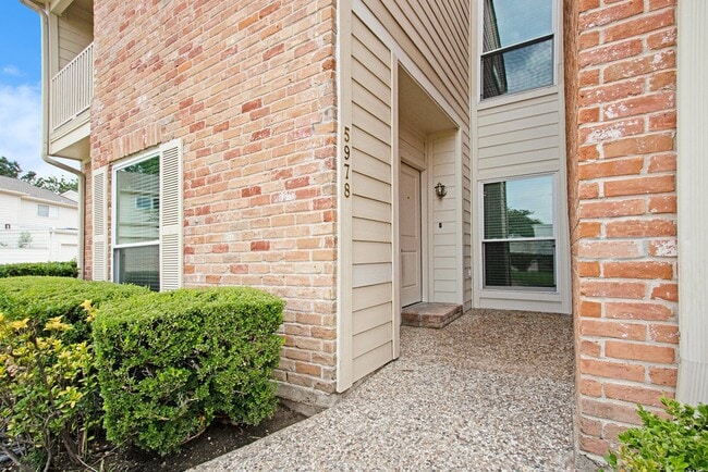 5978 Woodway Place Ct in Houston, TX - Building Photo - Building Photo