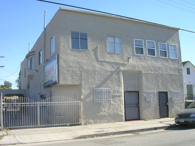 6112 S San Pedro St in Los Angeles, CA - Building Photo - Building Photo