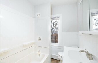 6 Howard St in Cranston, RI - Foto de edificio - Building Photo