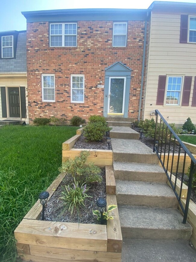 8207 Stationhouse Ct in Lorton, VA - Building Photo - Building Photo