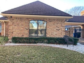 14517 Winnwood Rd, Unit In-law room separate in Dallas, TX - Building Photo