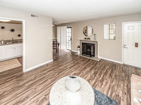 Woodlake Close in Sacramento, CA - Building Photo