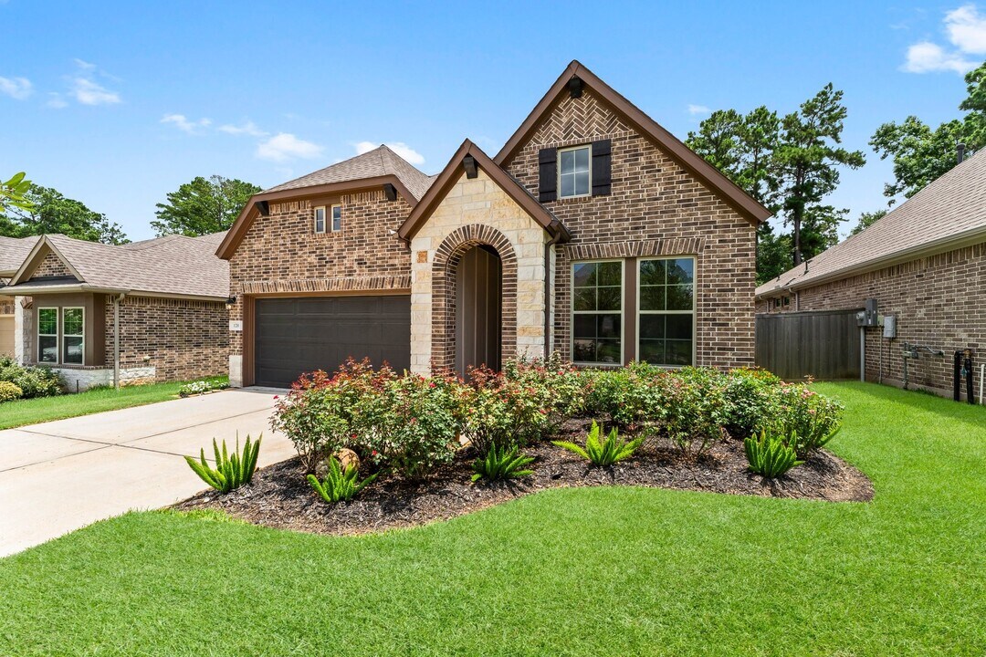 128 Winged Elm Ct in Willis, TX - Building Photo