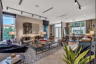 285 W Mashta Dr in Miami, FL - Building Photo - Building Photo