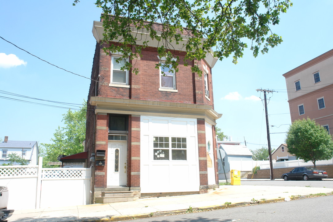 708 Cortlandt St in Perth Amboy, NJ - Building Photo