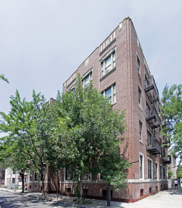 Seymour Court in Brooklyn, NY - Building Photo