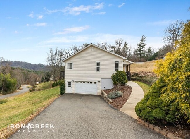 8 Rose Briar Cir in Weaverville, NC - Building Photo - Building Photo