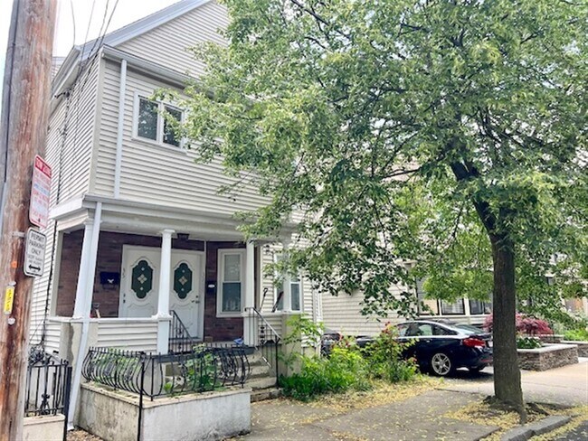 33 Rogers Ave, Unit 1 in Somerville, MA - Building Photo - Building Photo