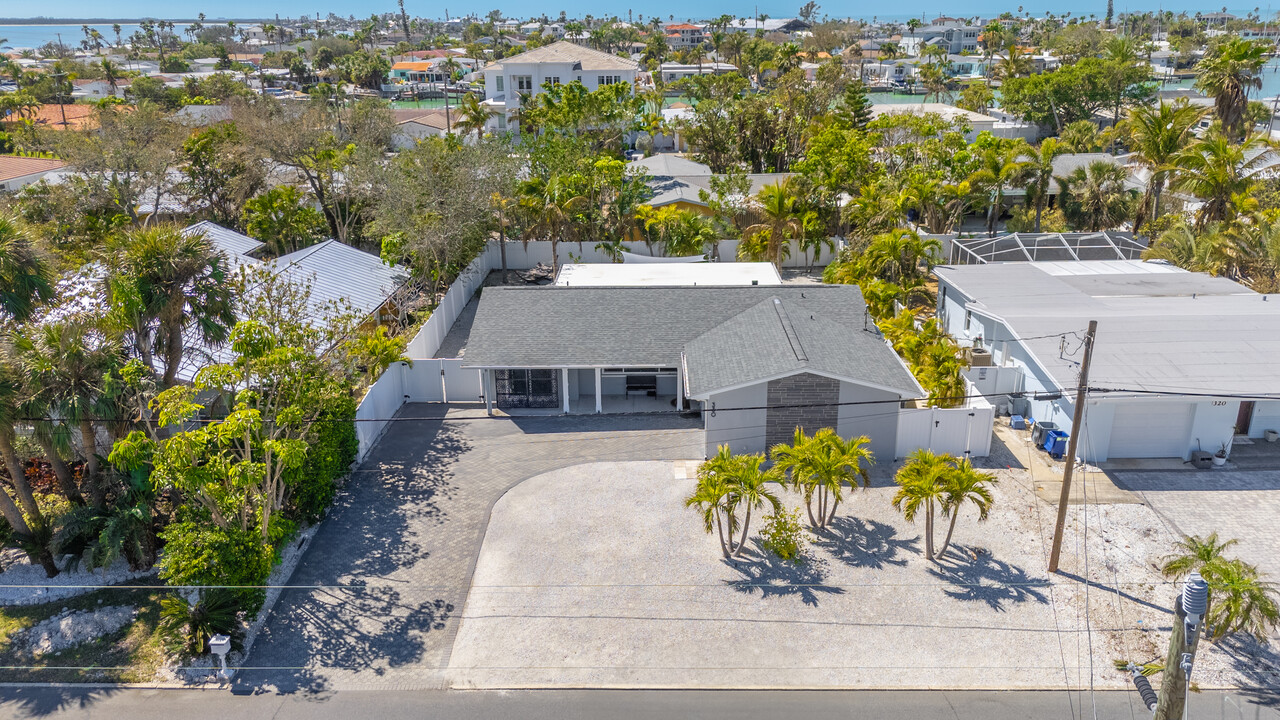 330 N Tessier Dr in St Pete Beach, FL - Foto de edificio