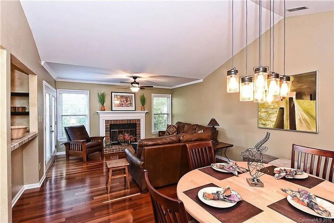 3300 Selwyn Farms Ln in Charlotte, NC - Building Photo