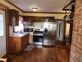 2460 US Route 5 N, Unit Upstairs Apartamentos