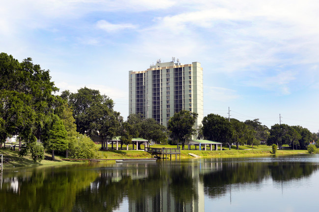 Episcopal Catholic Apartments in Winter Haven, FL - Foto de edificio - Building Photo