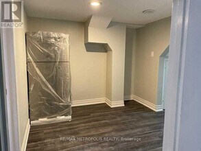 26 Lansbury Dr in Toronto, ON - Building Photo - Building Photo