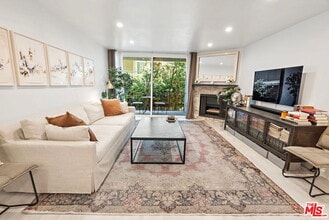 838 S Barrington Ave in Los Angeles, CA - Building Photo - Building Photo