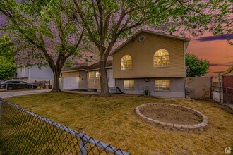 6329 S Fairwind Dr in Taylorsville, UT - Foto de edificio - Building Photo