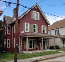 115 N 1st St, Unit 1 in Jeannette, PA - Building Photo