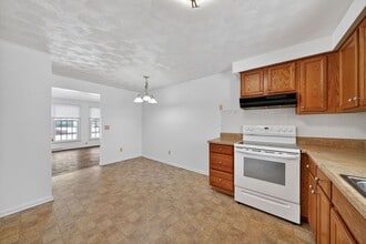 6644 Ravenwood Ave NW in Canton, OH - Foto de edificio - Building Photo