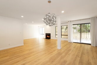 1738 S Bentley Ave in Los Angeles, CA - Building Photo - Building Photo