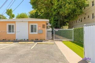 1042 NW 2nd St in Miami, FL - Building Photo