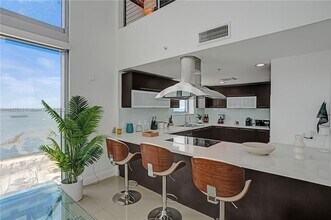 7930 East Dr in North Bay Village, FL - Foto de edificio - Building Photo