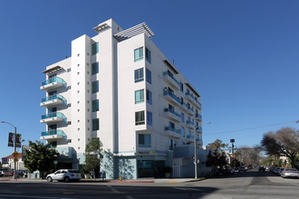 Wilshire Fairfax Condos in Los Angeles, CA - Foto de edificio - Building Photo