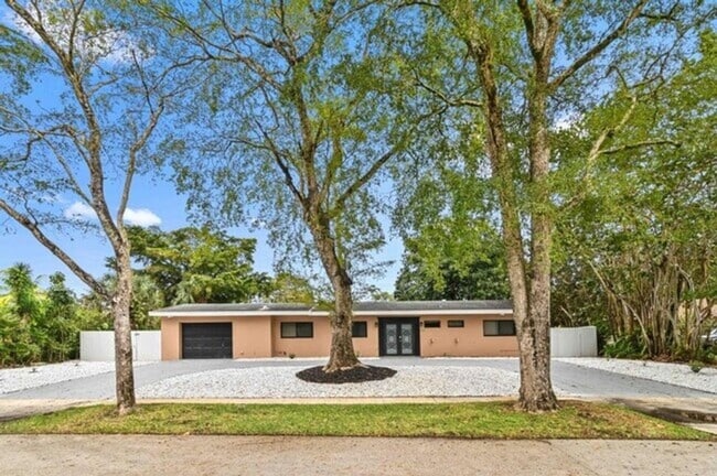 620 Camellia Ct in Plantation, FL - Building Photo - Building Photo