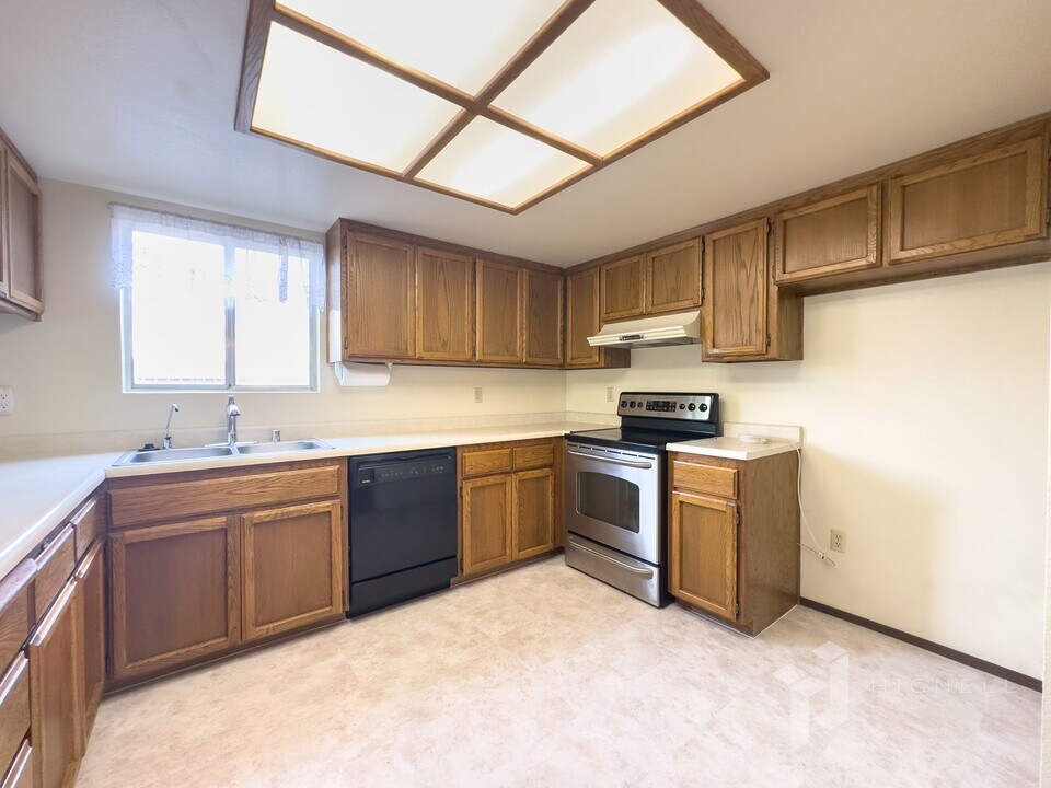 2911 Starlight Blvd in Redding, CA - Building Photo