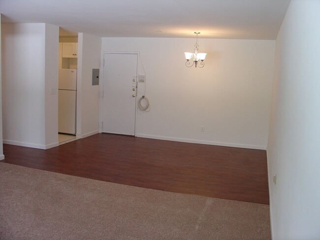 208 Undercliff Ave in Edgewater, NJ - Building Photo - Building Photo