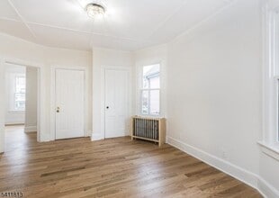 19 Sylvan Pl in Montclair, NJ - Building Photo - Building Photo