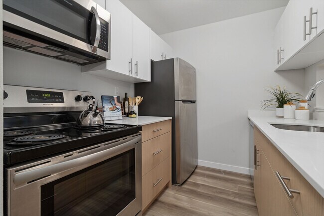 Lynmour Apartments in North Vancouver, BC - Building Photo - Building Photo