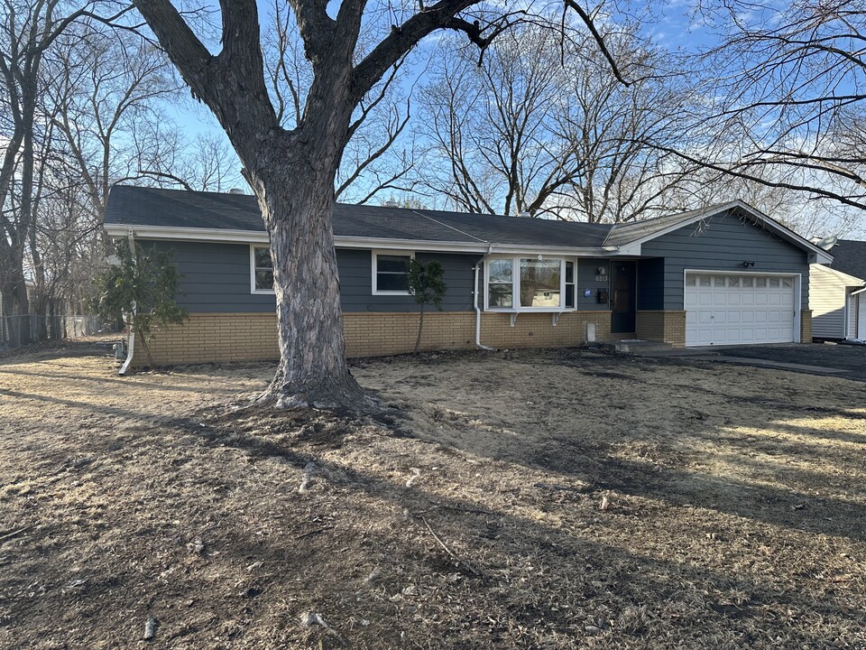 6213 Chowen Ave N in Minneapolis, MN - Foto de edificio