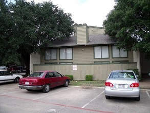 Spanish Brook in Dallas, TX - Foto de edificio - Building Photo