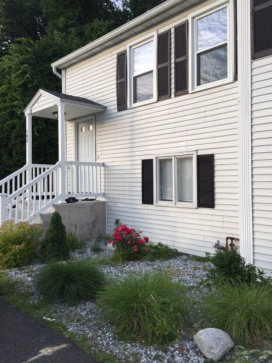 136 Riviera Dr in Agawam, MA - Building Photo