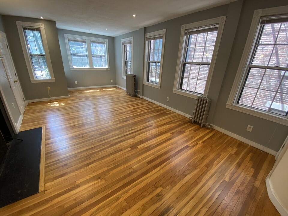 82 Phillips St, Unit 2 in Boston, MA - Building Photo