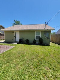 2512 Oakcliff St photo'