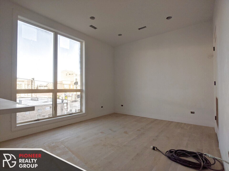 1060 W Cornelia Ave, Unit #302 in Chicago, IL - Building Photo