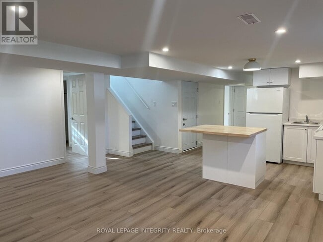 32 Uxbridge Crescent in Ottawa, ON - Building Photo - Building Photo