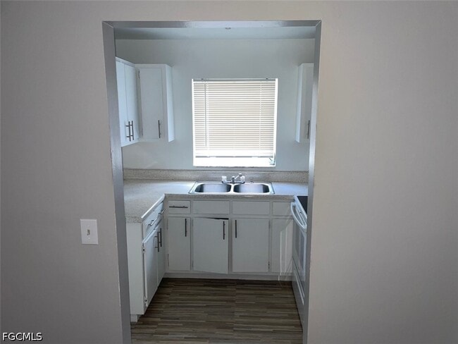 2243 Euclid Ave in Ft. Myers, FL - Foto de edificio - Building Photo