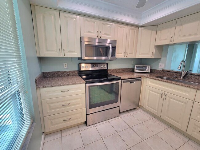 2615 Cove Cay Dr in Clearwater, FL - Building Photo - Building Photo
