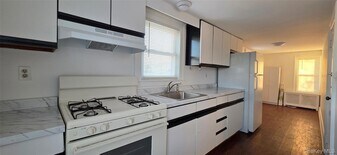 20 Hamilton Ave, Unit 2FL in Oyster Bay, NY - Building Photo