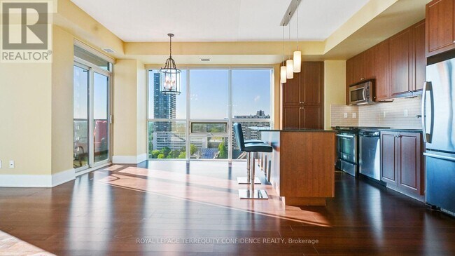 70 Roehampton Ave in Toronto, ON - Building Photo - Building Photo