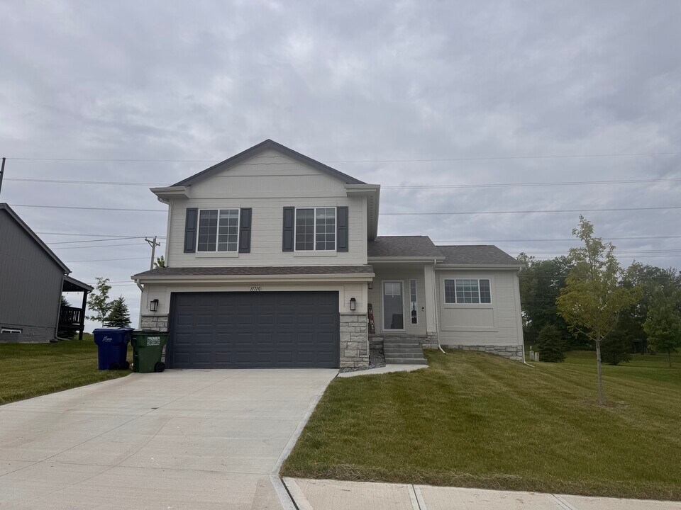 11710 S 113th Ave in Papillion, NE - Foto de edificio