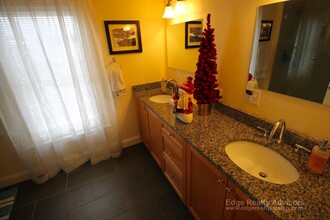 54 Carleton St, Unit 2 in Newton, MA - Building Photo - Building Photo