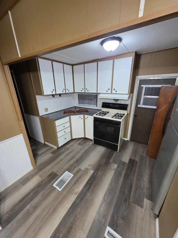 905 W 37th Ave in Hobart, IN - Foto de edificio - Building Photo